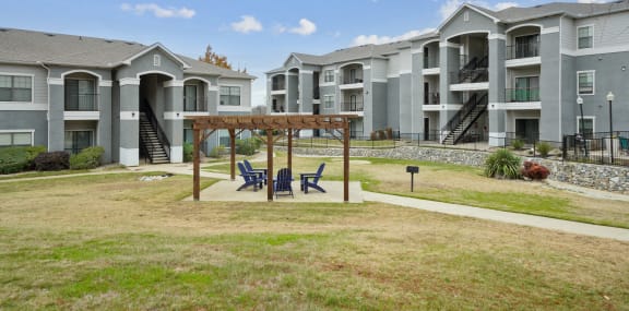 the preserve at ballantyne commons apartments courtyard with picnic area