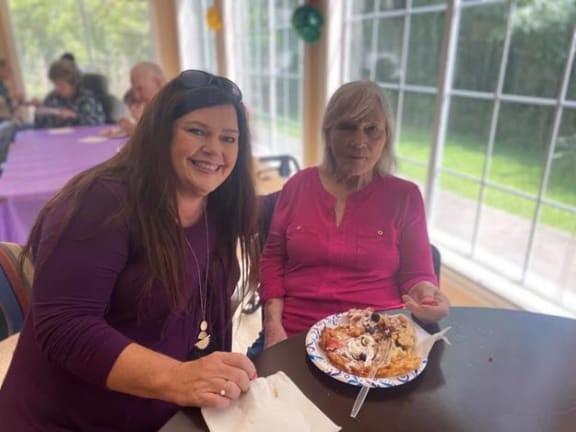 residents in dining room at Savannah Court of Brandon, Brandon, FL, 33510