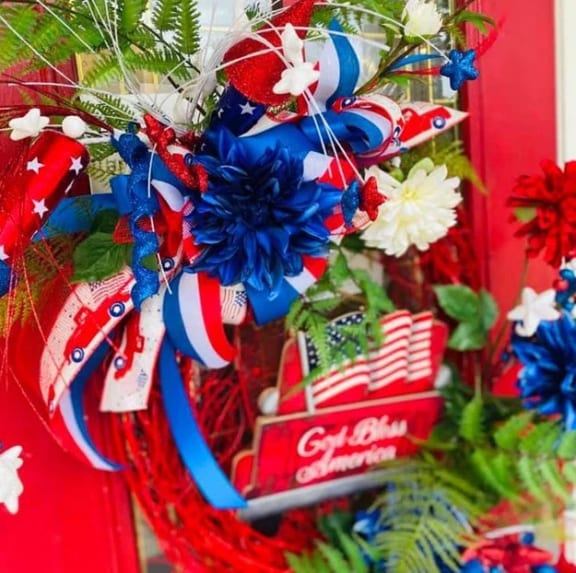 christmas wreath on a red door at Savannah Court of Maitland, 32751, FL