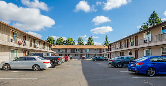 the parking lot at the whispering winds apartments in pearland, tx