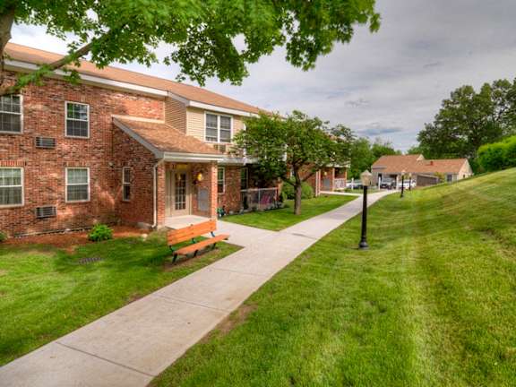 Landscaped Walkways With Yard For Resident Usage Summerhill Glen.