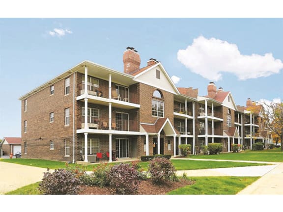 Renovated Apartment Homes Available at Orion Arlington Lakes, Mount Prospect, IL