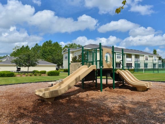 Exterior BBQ Grill and Picnic Tables at Magnolia Place Apartment, Gainesville, FL
