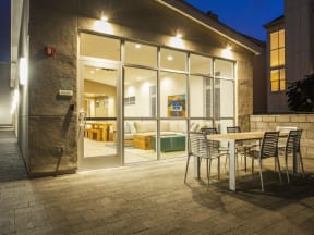 Evening Courtyard Apartments in San Mateo| Mode Apartments