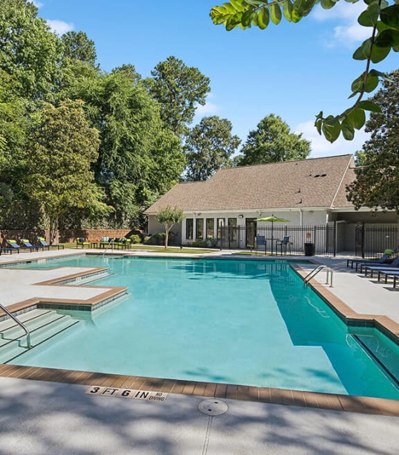Community Swimming Pool with Pool Furniture at Retreat at Stonecrest Apartments located in Lithonia, GA-SMLAM.