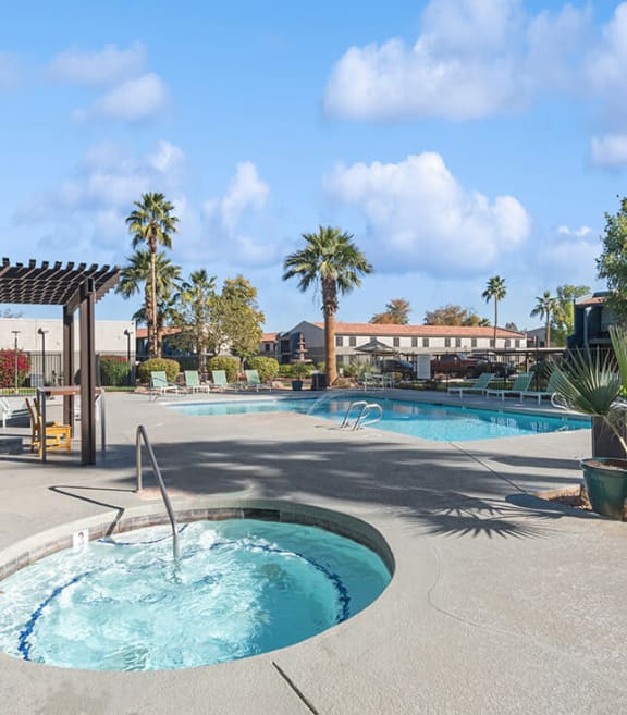 Community Hot Tub and Swimming Pool at Verona Park Apartments located in Mesa, AZ-SMLAM.