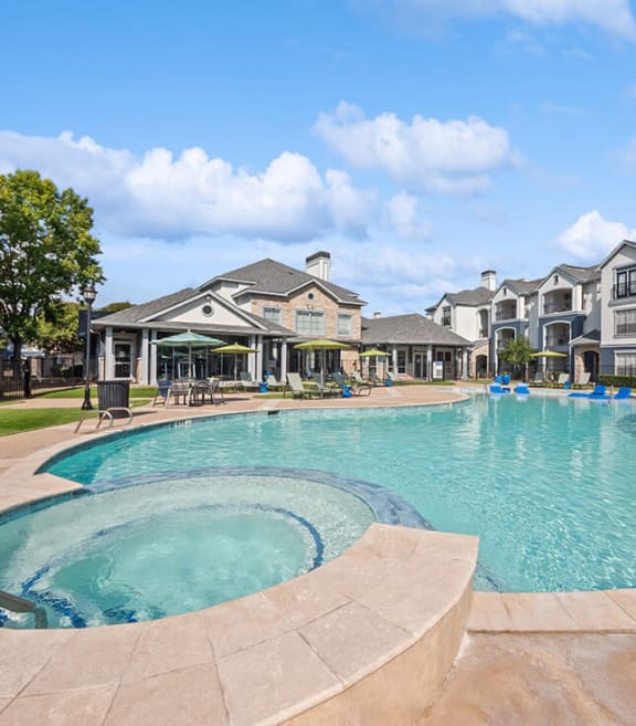 Community Swimming Pool and Hot Tub at Park West Apartments located in Houston, TX-SMLAM.