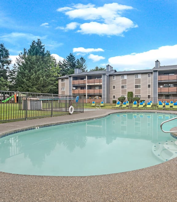 Community Swimming Pool with Pool Furniture at Grammercy Apartments located in Renton, WA-SMLAM.