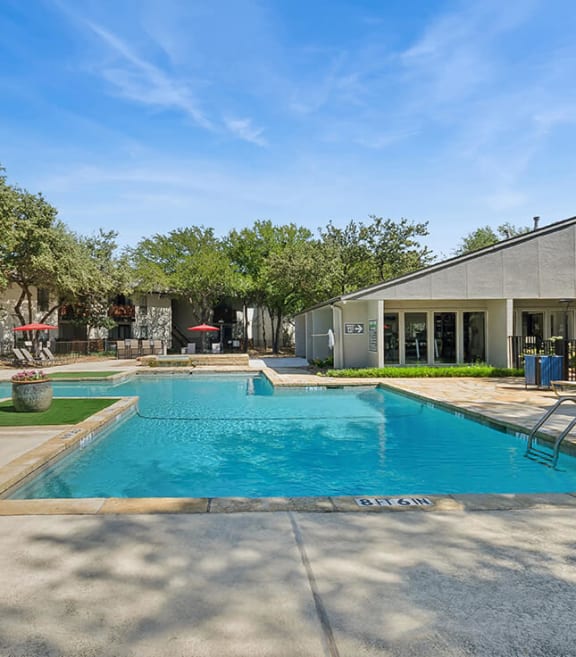 Community Swimming Pool with Pool Furniture at Summit Ridge Apartments located in Arlington, TX-SMLAM.