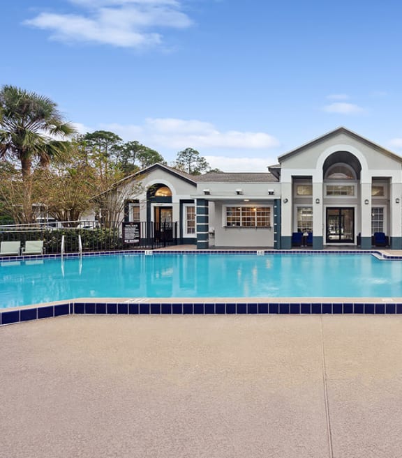 Community Swimming Pool with Pool Furniture at Vue at Baymeadows Apartments in Jacksonville, FL-SMLAM.