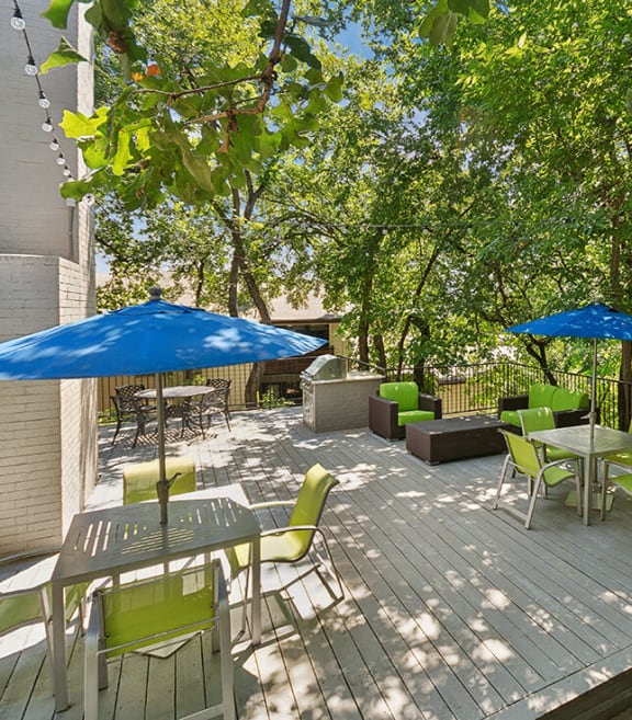 Outdoor Patio with Lounge Furniture & BBQ Grills at Woodcreek Apartments located in Arlington, TX-SMLAM.