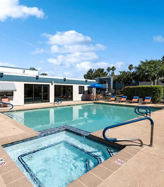 Resort-style pool and hot tub at Chandler Ridge