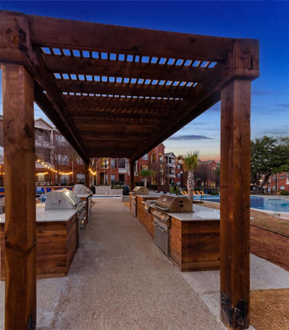 Outdoor BBQ Area at Chapel Hill Apartments in Lewisville, TX-SMLAM.