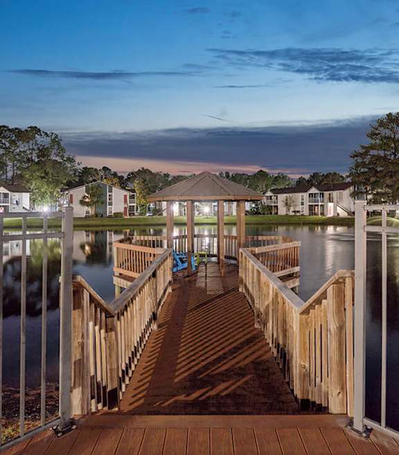 Community Lake with Deck at Vue at Baymeadows Apartments located in Jacksonville, FL-SMLAM.