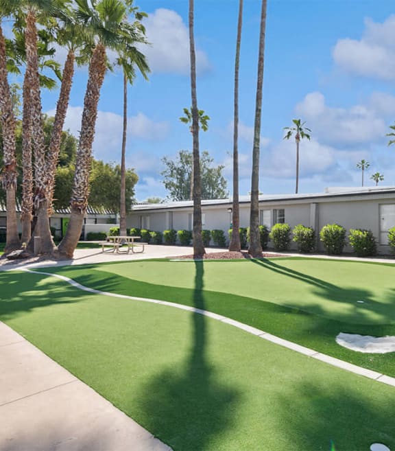 Community Golf Putting Green at Arcadia on 49th Apartments located in Phoenix, AZ-SMLAM.