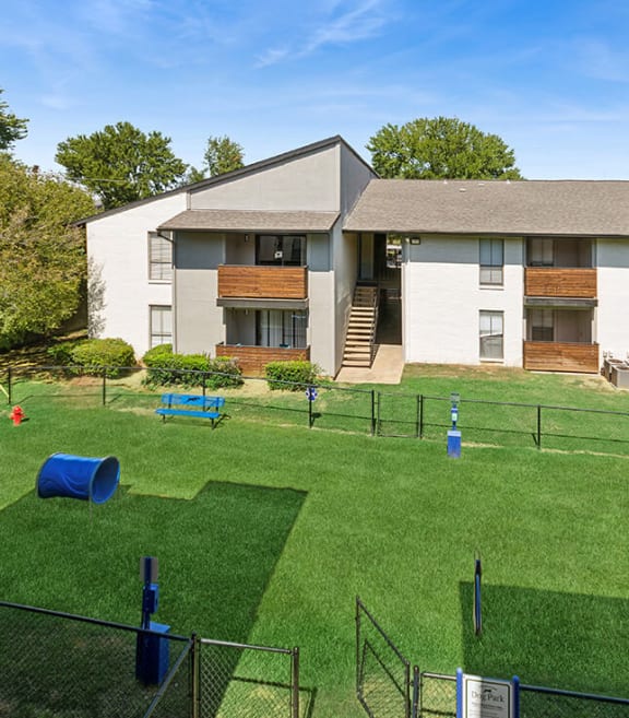 Community Dog Park with Agility Equipment at Summit Ridge Apartments located in Arlington, TX-SMLAM.