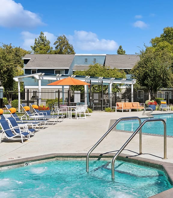 Community Hot Tub and Swimming Pool at Bridges on Sunset Apartments located in Suisun City, CA-SMLAM.