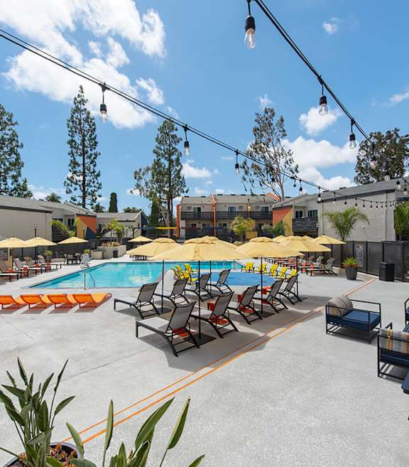Community Swimming Pool with Pool Furniture at Horizon Apartments located in Santa Ana, CA-SMLAM.