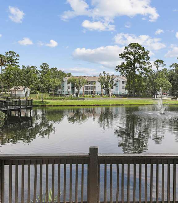 Community Pond and Fountain at Mirage on Kernan Apartments located in Jacksonville, FL-SMLAM.
