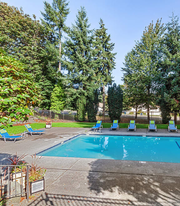 Community Swimming Pool at Sunset 320 Apartments in Federal Way, WA-SMLAM.