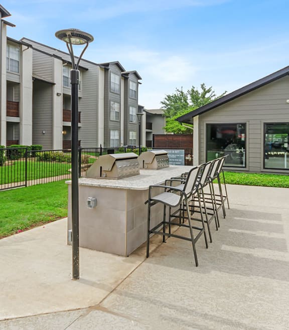 Outdoor BBQ area at Autummwood Apartment Homes in Arlington, TX