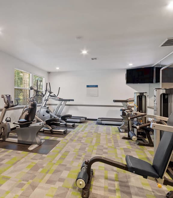 Community Fitness Center with Equipment at Sunset 320 Apartments in Federal Way, WA-SMLAM.