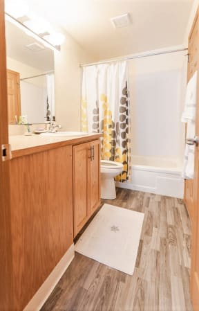 Sumner Apartments - The Retreat Apartments - Bathroom