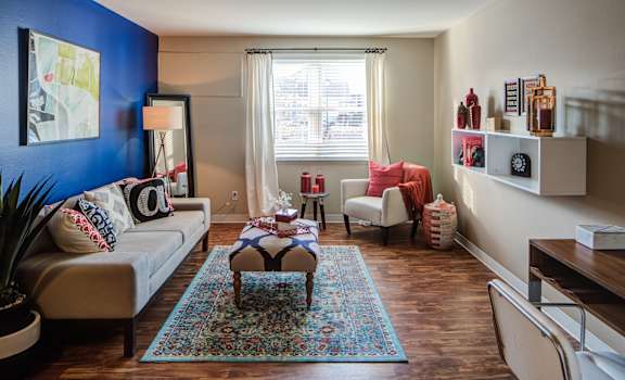 Living room with a blue accent wall at Heritage Apartments, Ohio