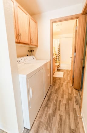 Sumner Apartments - The Retreat Apartments - Laundry and Bathroom