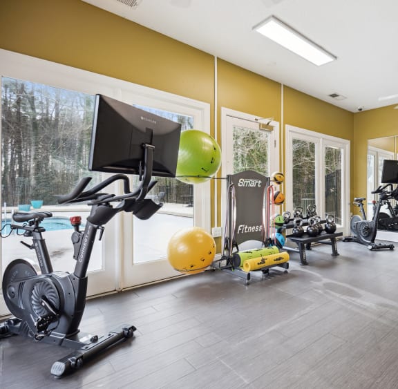 the gym at the landing at pullman apartments in pullman