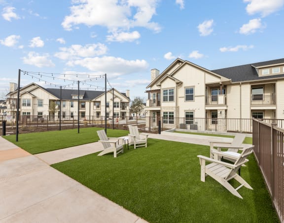 the estates at tanglewood an outdoor courtyard with tables and chairs