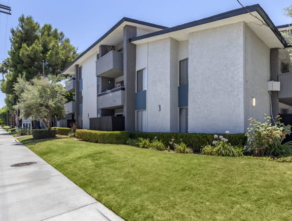 Lush landscaping With Walking Trails at Northview-Southview Apartment Homes, CA, 91335