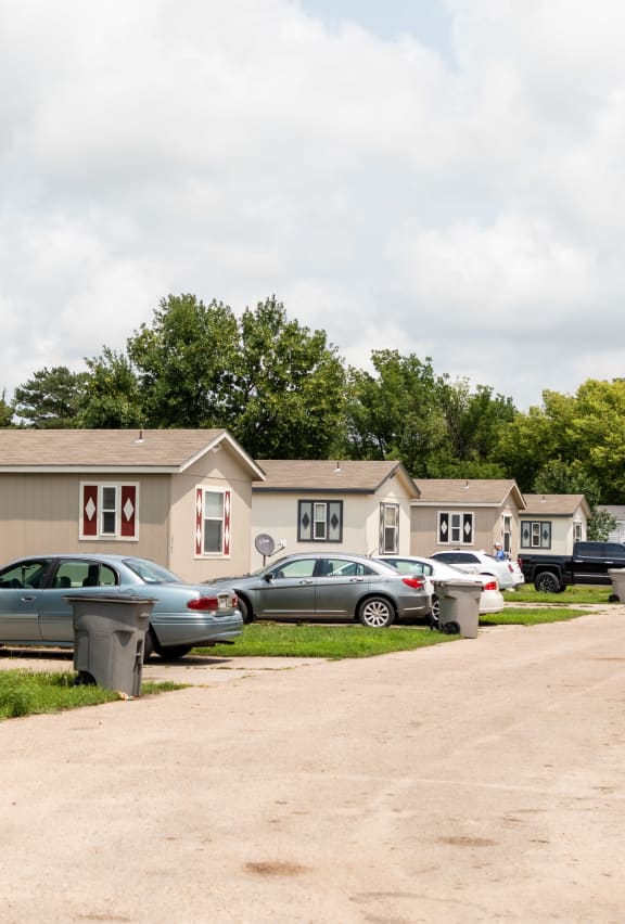 a row of houses in a neighboorhood