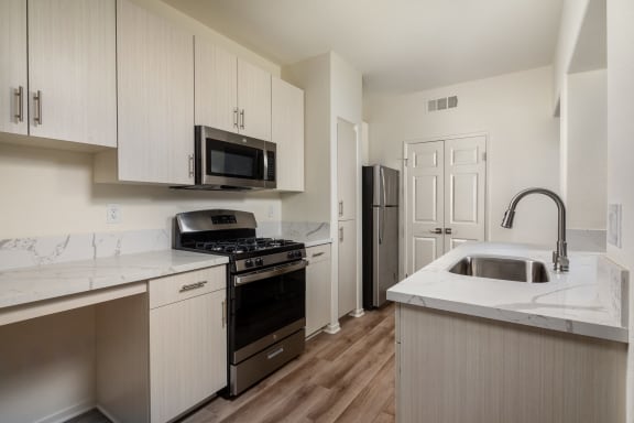 the preserve at ballantyne commons apartment kitchen with stainless steel appliances