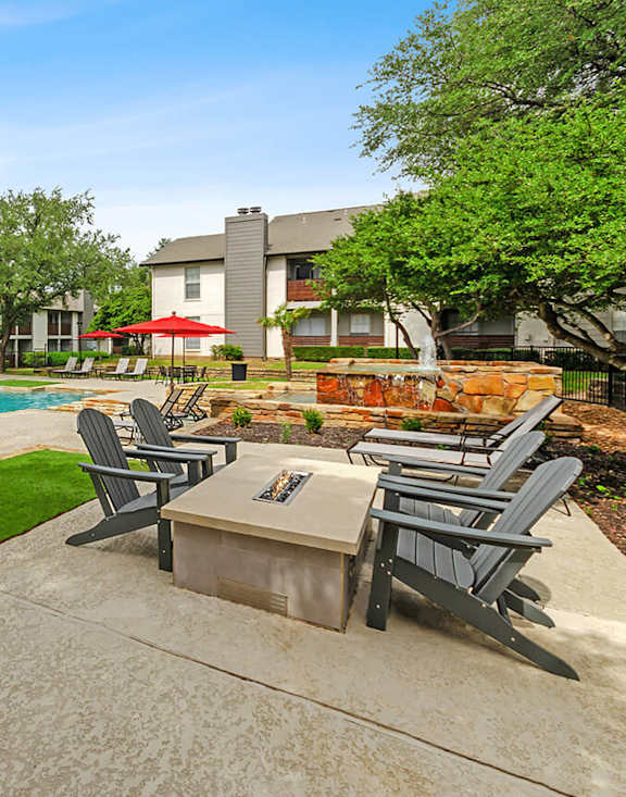 Fire Pit Lounge and Sundeck at Autumnwood Apartments located in Arlington, Texas.