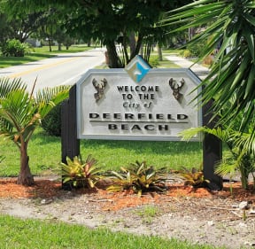 a sign that says welcome to the city of deerfield beach