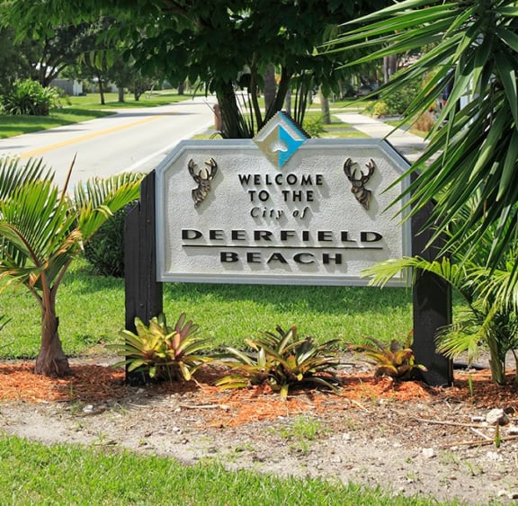 a sign that says welcome to the city of deerfield beach beach