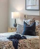 additional photo for property listing at chic digs with room to stretch out in the village 22 car