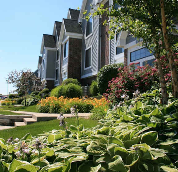 Outside View at Autumn Lakes Apartments & Townhomes in Mishawaka, IN