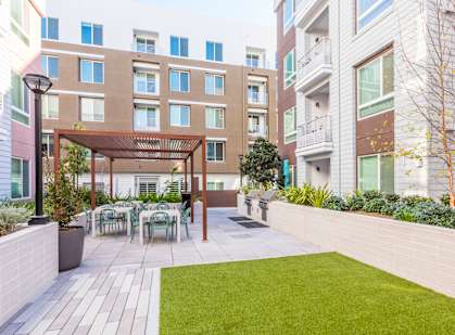 Outdoor courtyard at GEO Apartment in Fremont CA