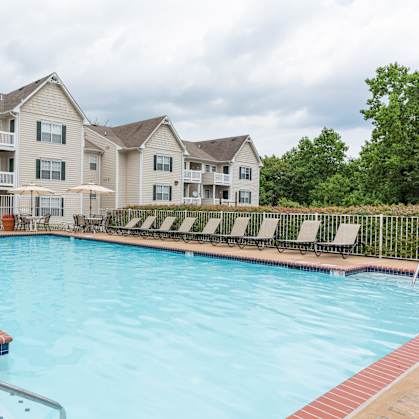 A large swimming pool in front of apartment buildings.at Summerland Heights, Woodbridge Virginia