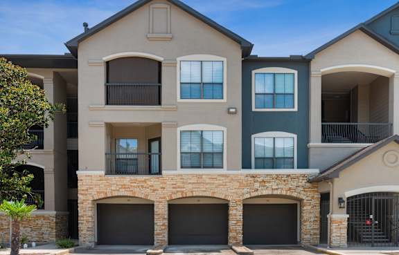 Exterior of parking pand patios at Parkway Senior Apartments in Pasadena TX