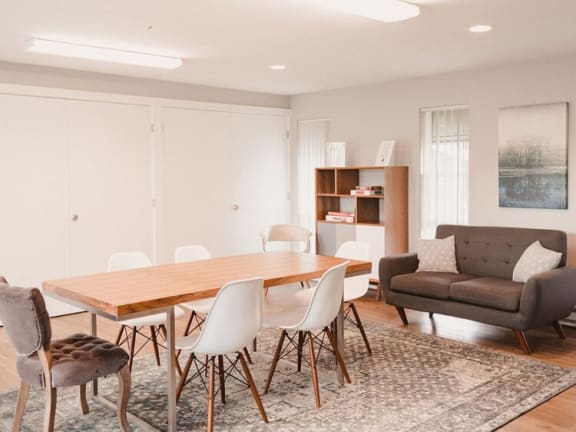 Fox Pointe Apartments Clubhouse Seating and Table