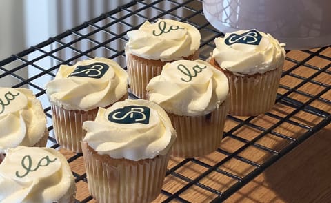a group of cupcakes with frosting on a cooling rack