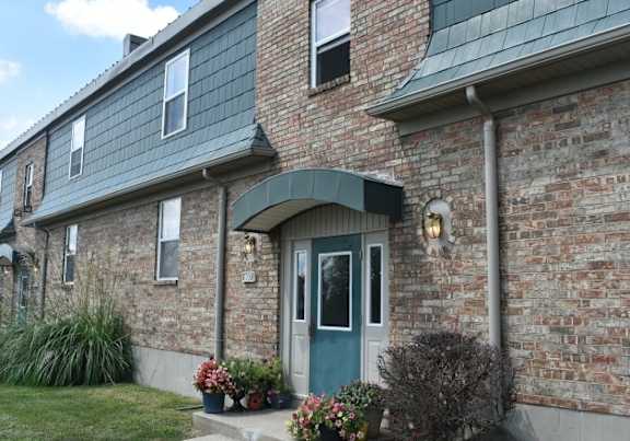 Front View Of House at Hawthorne Place Apartments, Independence, Missouri