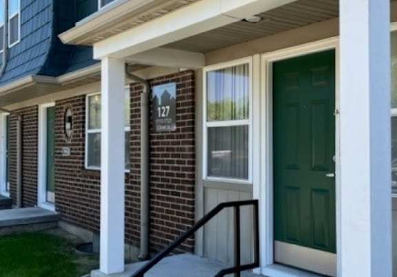 Exterior Entryway at Hawthorne Place Apartments, Independence, 64056