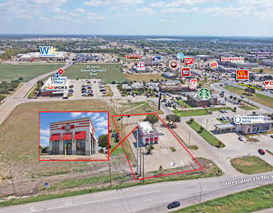 Map shows a red-roofed building in the middle of a parking lot at South Meadows Apartments, Red Oak, TX, 75154