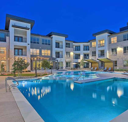 a large swimming pool in front of an apartment building at Hunters Creek Apartments, Denton, 76210
