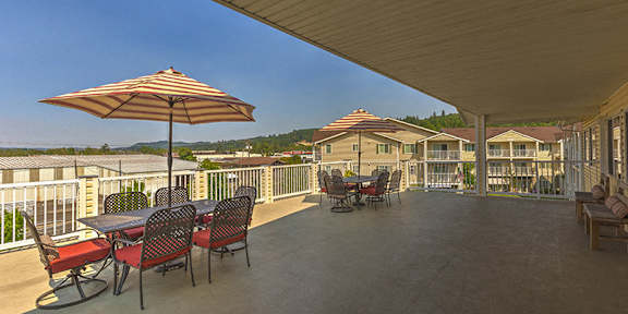 A patio with tables and chairs at VINTAGE AT CHEHALIS Apartments, Chehalis , WA