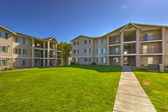 Lush green grounds at SILVER CREEK, Pasco, 99301